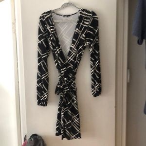 Wrap dress. Size M black and white